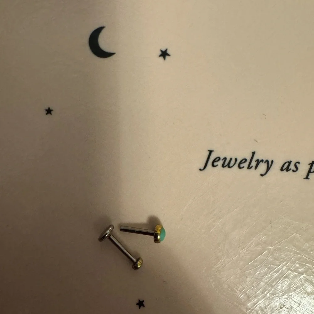 Anatometal turquoise threaded earrings. - Picture 3 of 4